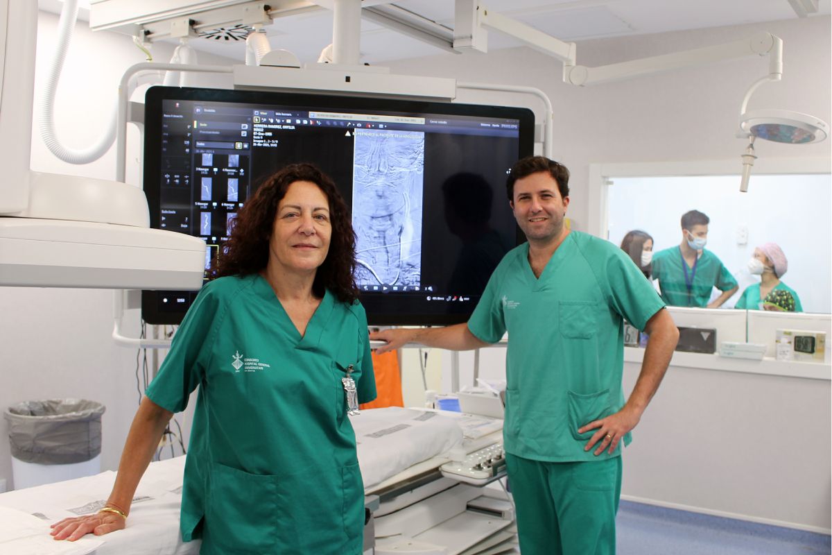 Amalia Talens y Alfonso González-Cruz, jefa y adjunto, respectivamente, de la Unidad de Radiología Intervencionista del Hospital General de Valencia. FOTO: E. Mezquita. 